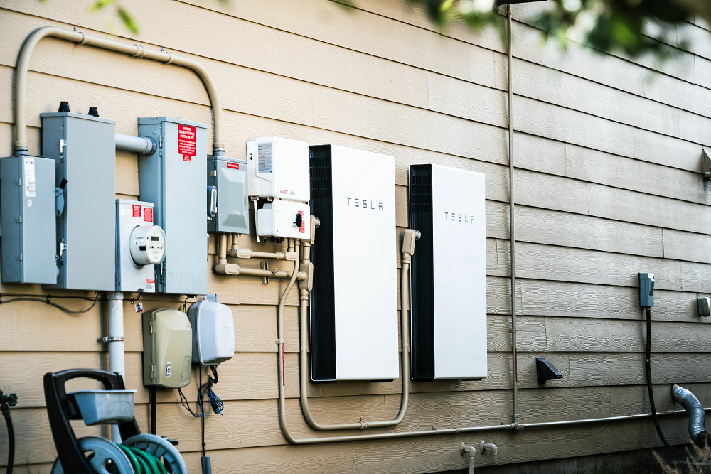 Armazenamento de baterias domésticas Tesla Powerwall que liga o armazenamento de energia doméstica a painéis solares e alimenta a rede com um futuro autossustentável