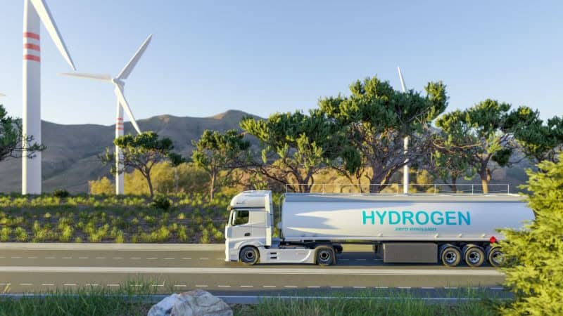 Sebuah truk bermuatan gas hidrogen sedang melaju di jalan raya
