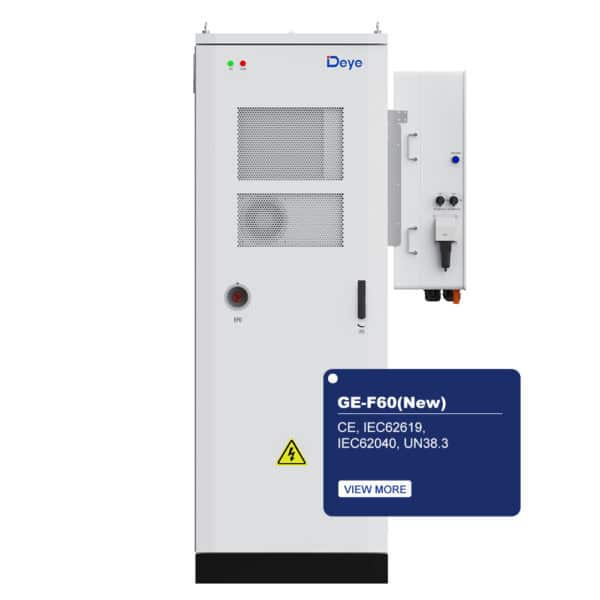 Высокий белый шкаф «Deye ESS» с предупреждающей табличкой, небольшим блоком и биркой для аккумулятора GE-F60 61.44 кВт·ч LFP с подробной информацией.