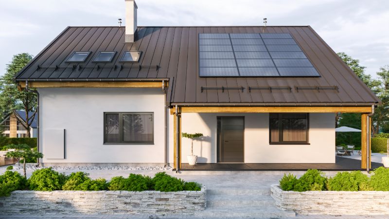 maison moderne avec systèmes de stockage d'énergie solaire