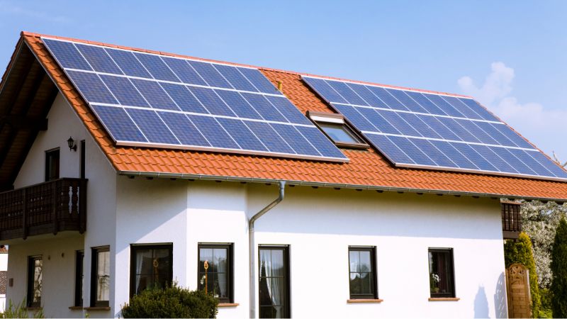 panneaux solaires sur le toit de la maison