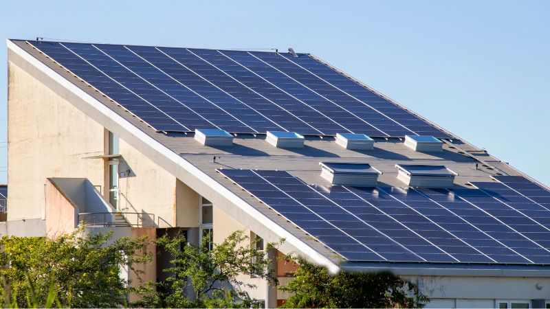 painéis solares no telhado
